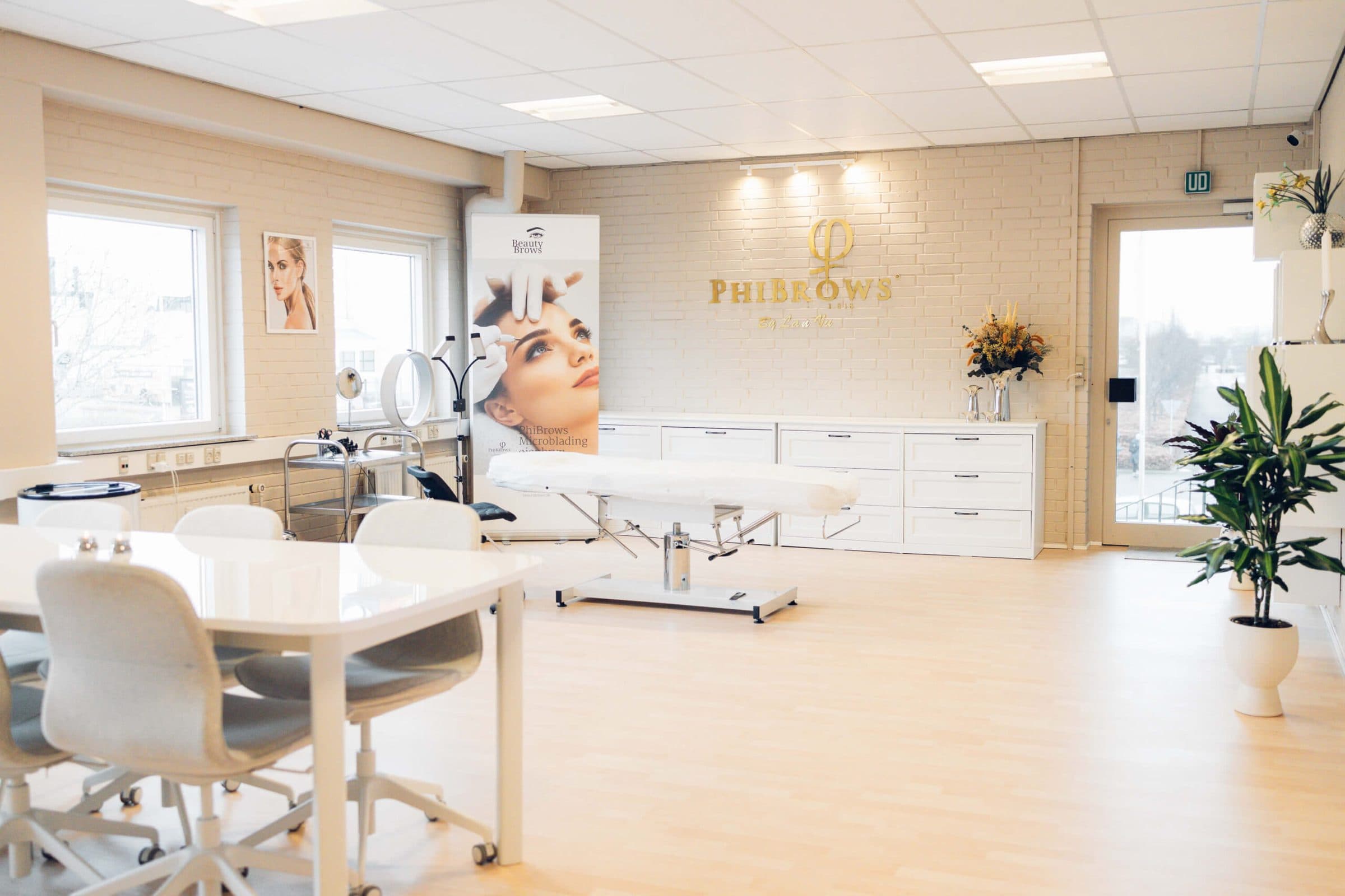 Den lyse klinik hos Beauty Brows med behandlingsstole