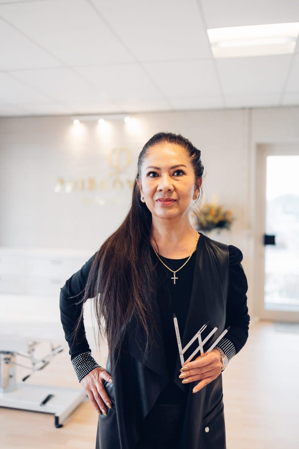 Lan Vu i klinikken med sine PhiBrows-værktøjer